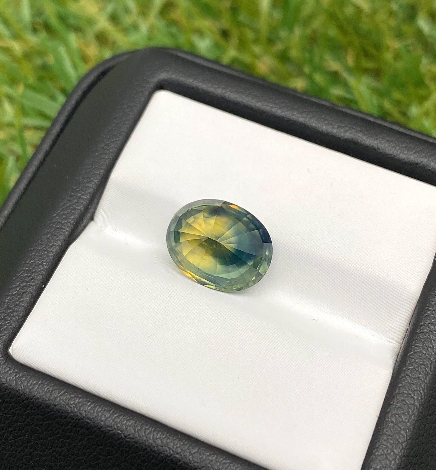 Sapphire Bi-color 5.46Ct natural Unheated gemstone, Oval cut, Madagascar , Certificate GIA