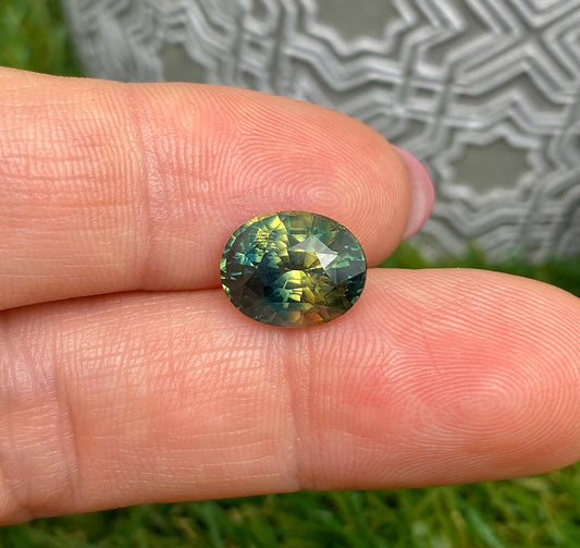 Sapphire Bi-color 5.46Ct natural Unheated gemstone, Oval cut, Madagascar , Certificate GIA