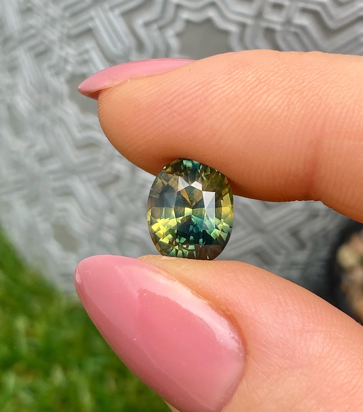 Sapphire Bi-color 5.46Ct natural Unheated gemstone, Oval cut, Madagascar , Certificate GIA