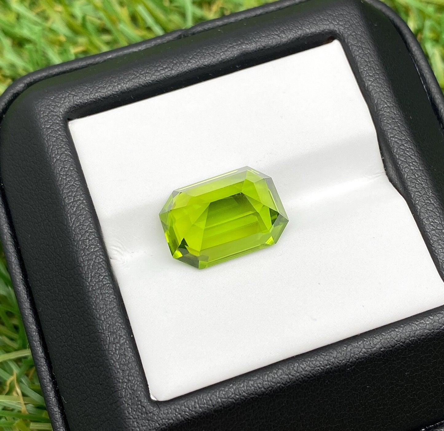 Peridot natural gemstone 9.53 ct., octagon cut, Origin Pakistan, GFCO