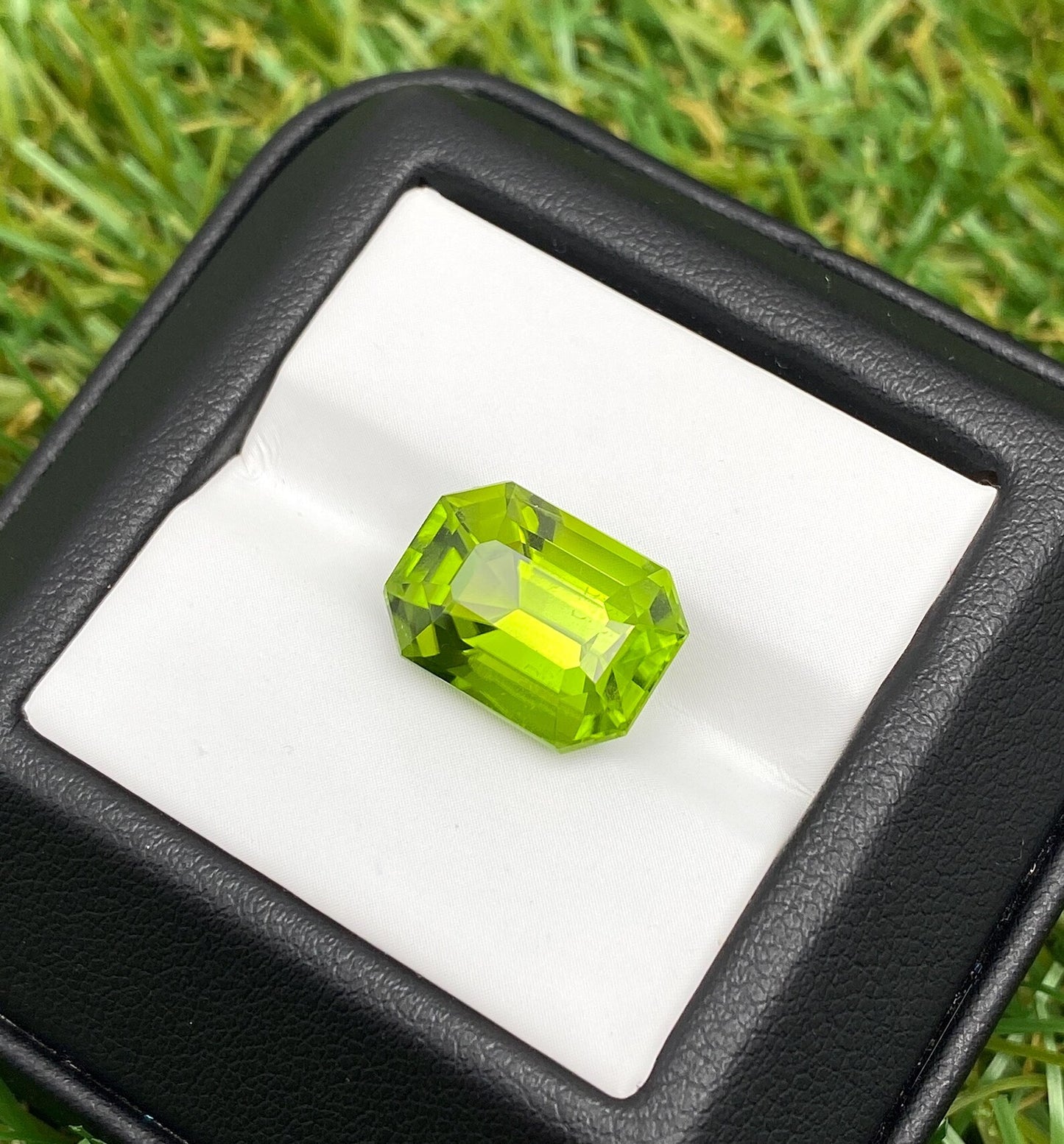 Peridot natural gemstone 9.53 ct., octagon cut, Origin Pakistan, GFCO